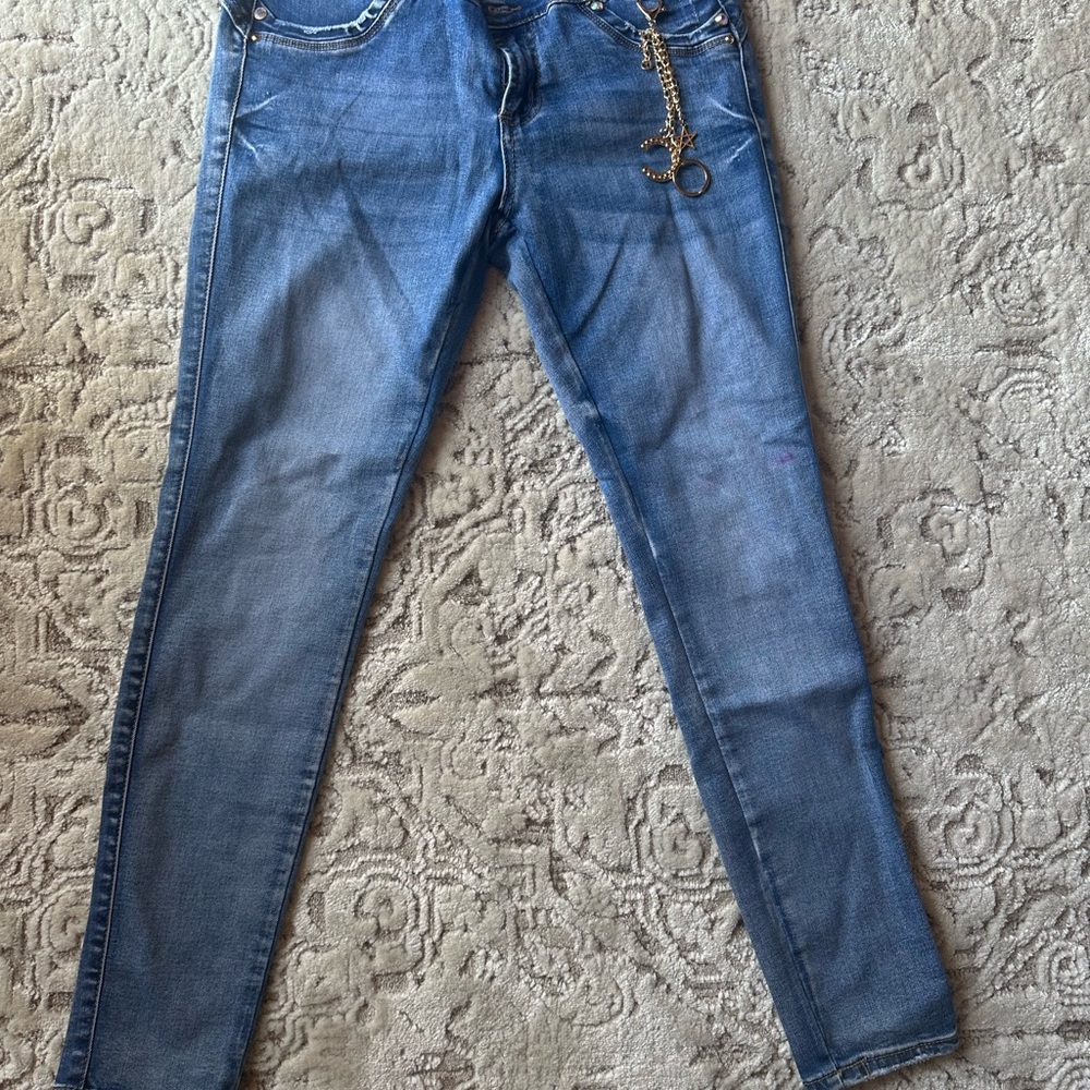Stylish Blue Skinny Jeans with Chain Accent